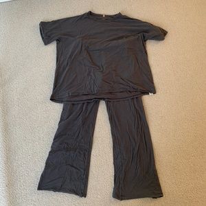 Lunya XL 2 piece pajama set: pants + short sleeve tee
